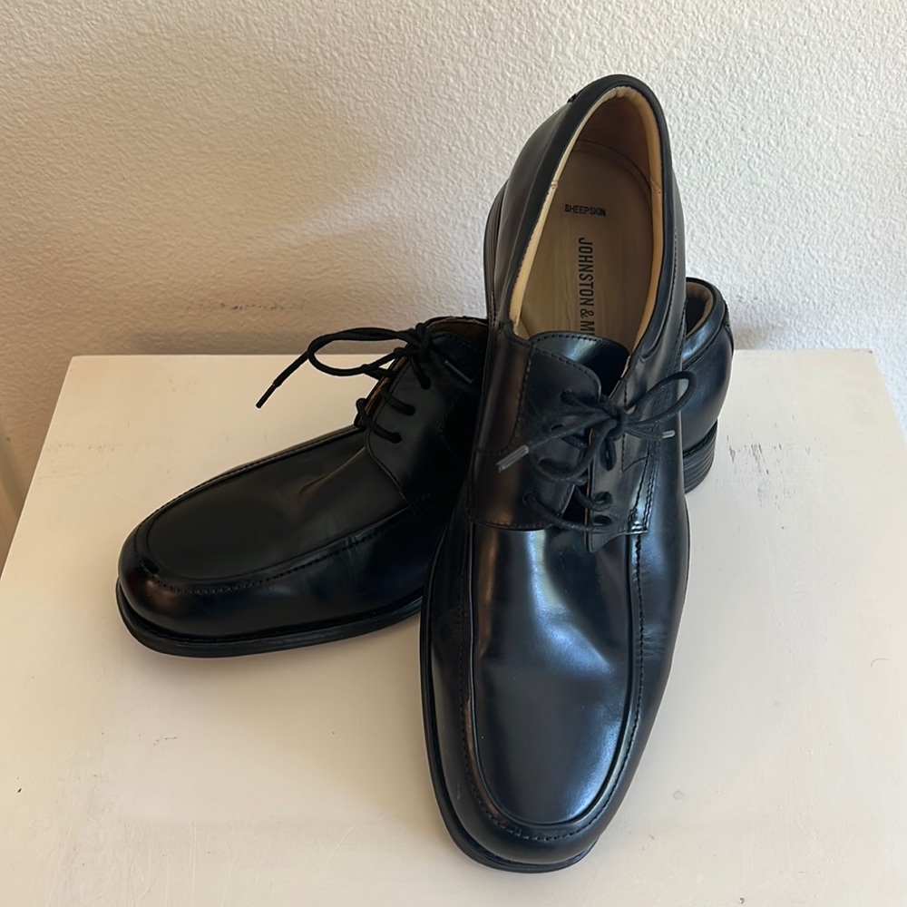 Men’s Johnston & Murphy black dress shoe